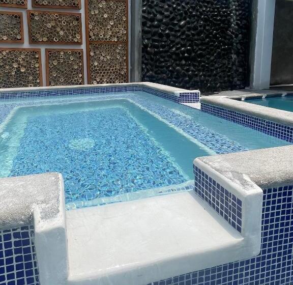اتاق لوکس, Johnnys Place
