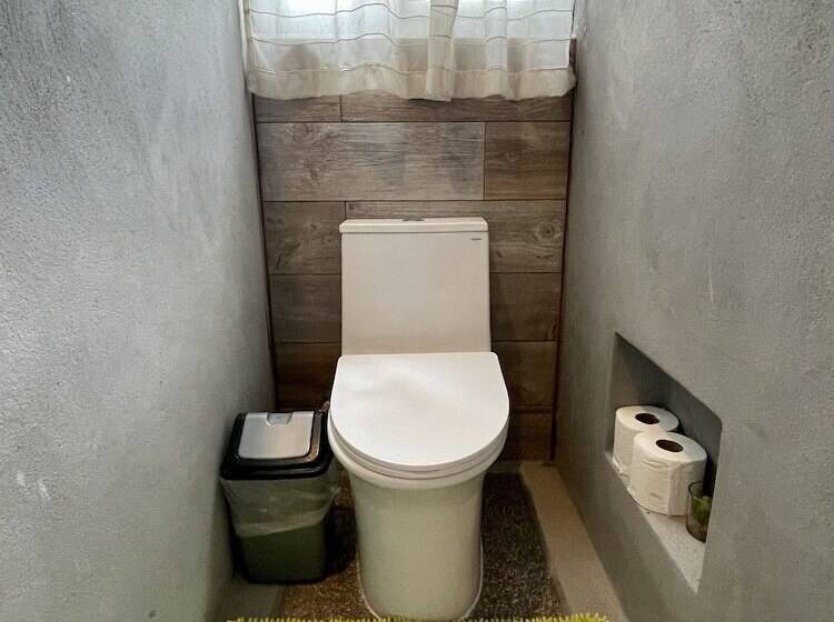 اتاق لوکس, Johnnys Place