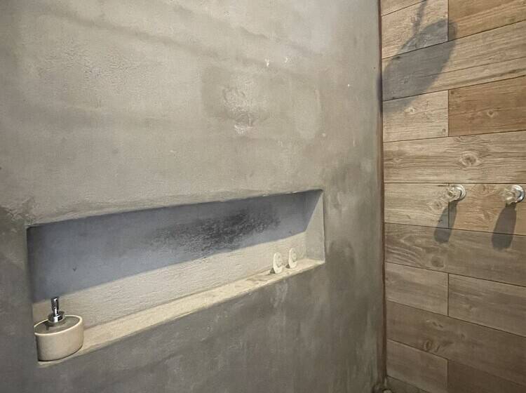 اتاق لوکس, Johnnys Place