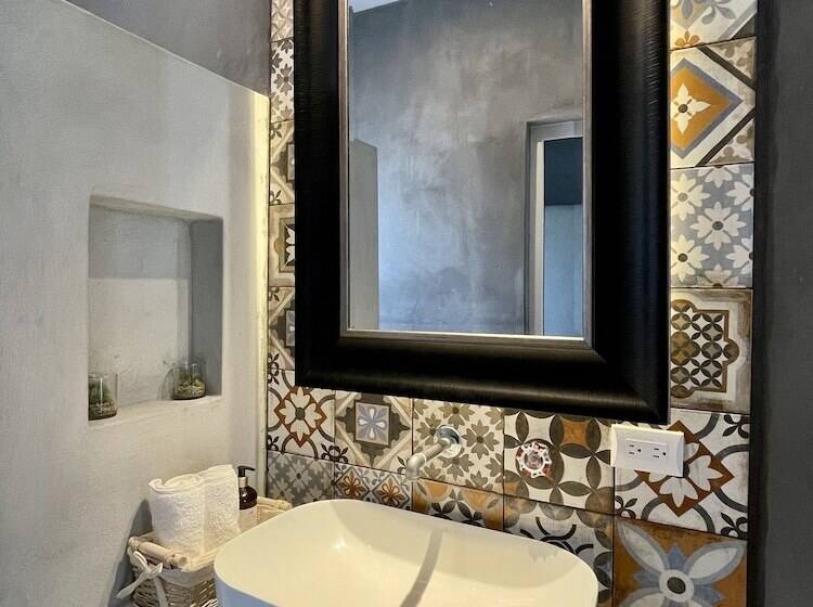 اتاق لوکس, Johnnys Place