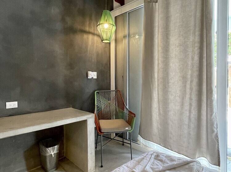 اتاق لوکس, Johnnys Place