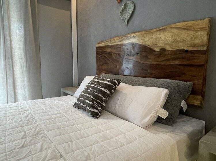 اتاق لوکس, Johnnys Place