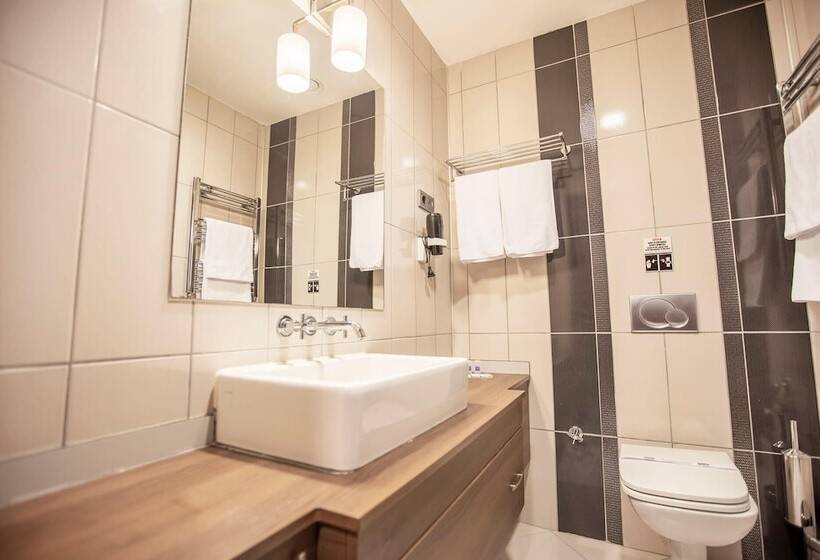 جناح, Highway Otel