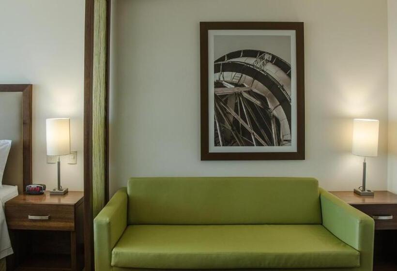 キングサイズベッドのスイートルーム, Holiday Inn Express And Suites Celaya, An Ihg
