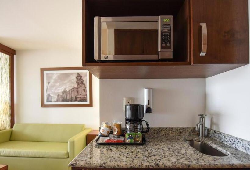 带大床的套房, Holiday Inn Express And Suites Celaya, An Ihg