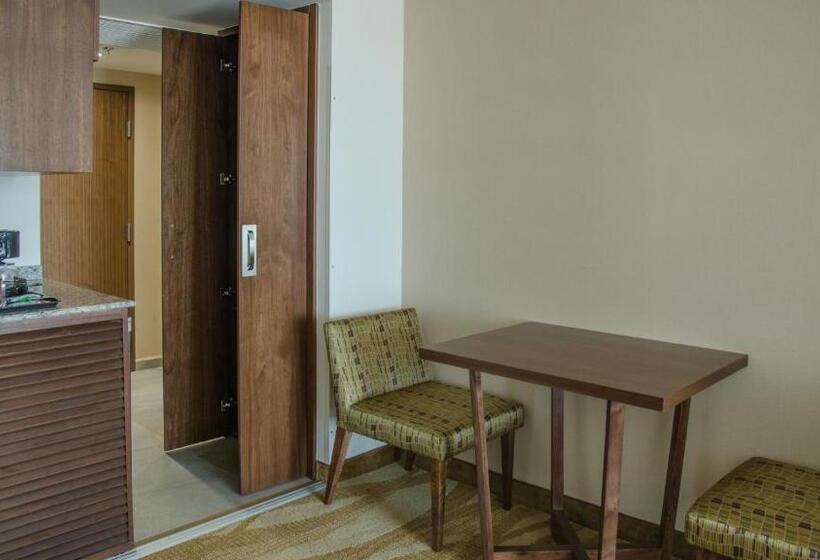 キングサイズベッドのスイートルーム, Holiday Inn Express And Suites Celaya, An Ihg