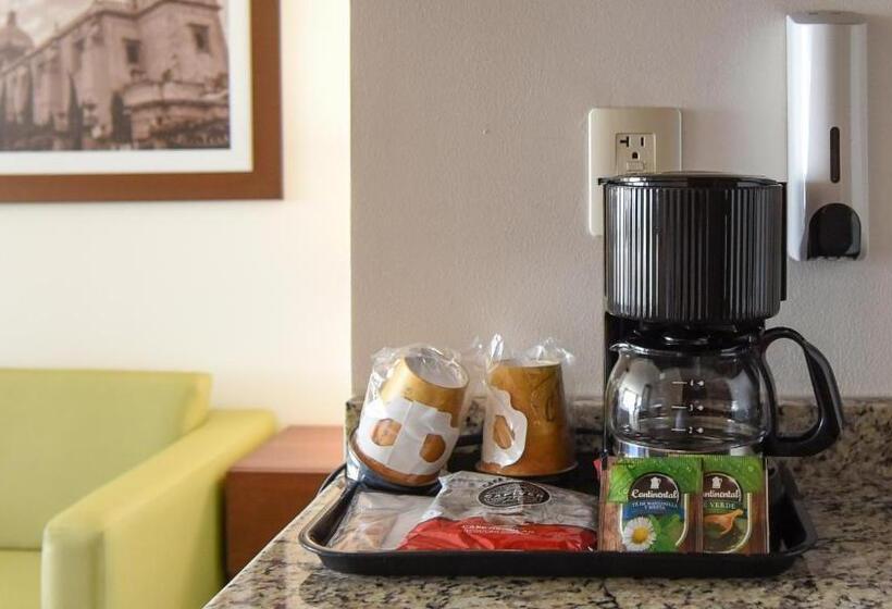 带大床的套房, Holiday Inn Express And Suites Celaya, An Ihg