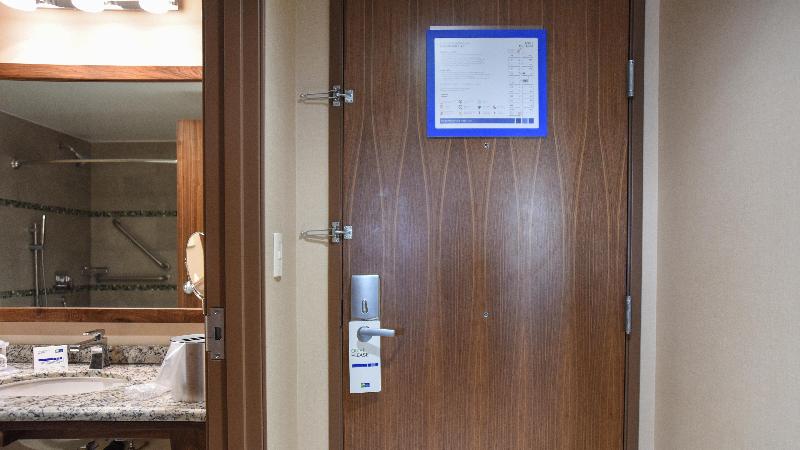 身障者適用キングサイズベッドルーム, Holiday Inn Express And Suites Celaya, An Ihg
