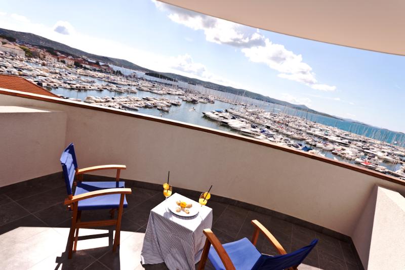 海景标准间带阳台, In