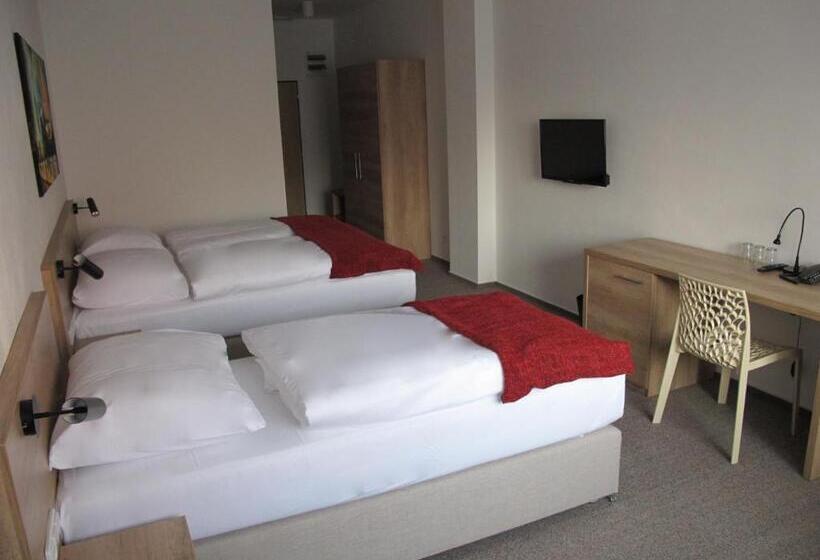 スタンダードトリプルルーム, Kapitol