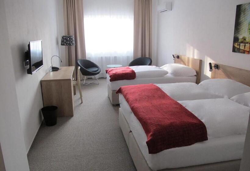 スタンダードトリプルルーム, Kapitol