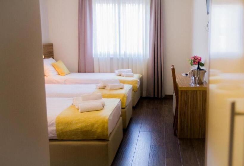 اتاق استاندارد سه نفره, Luna