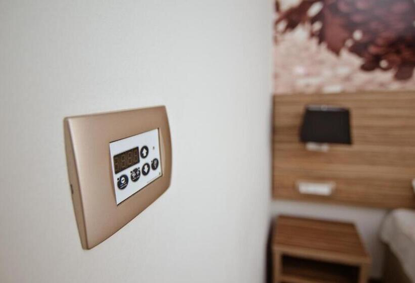 اتاق استاندارد سه نفره, Luna