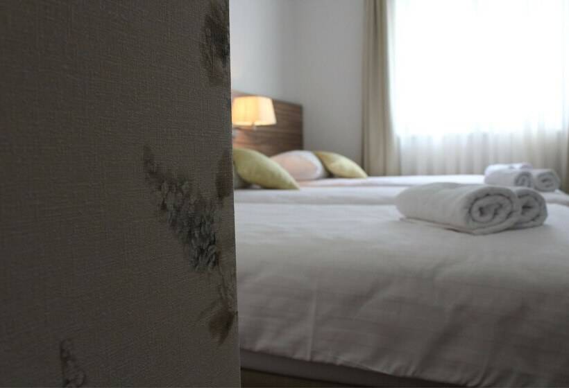 اتاق استاندارد سه نفره, Luna