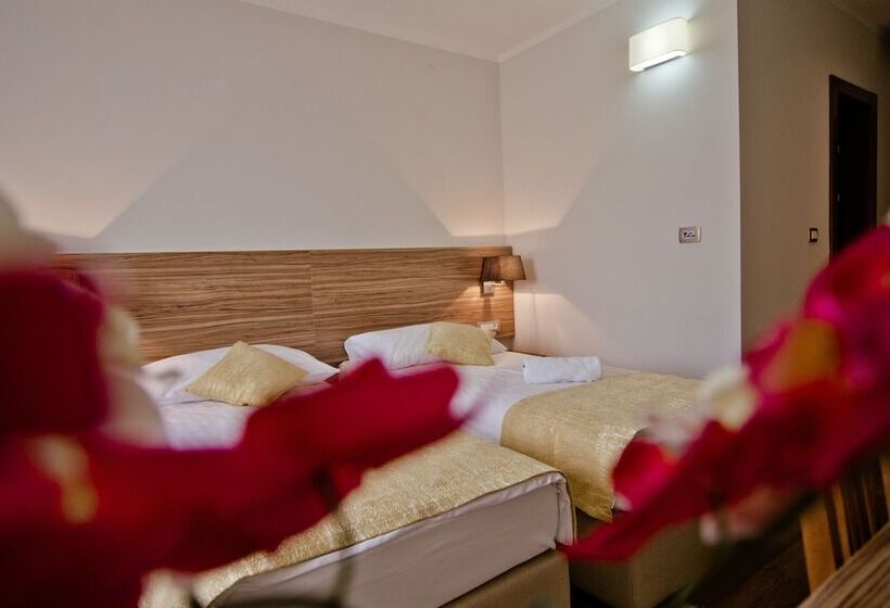 اتاق استاندارد سه نفره, Luna