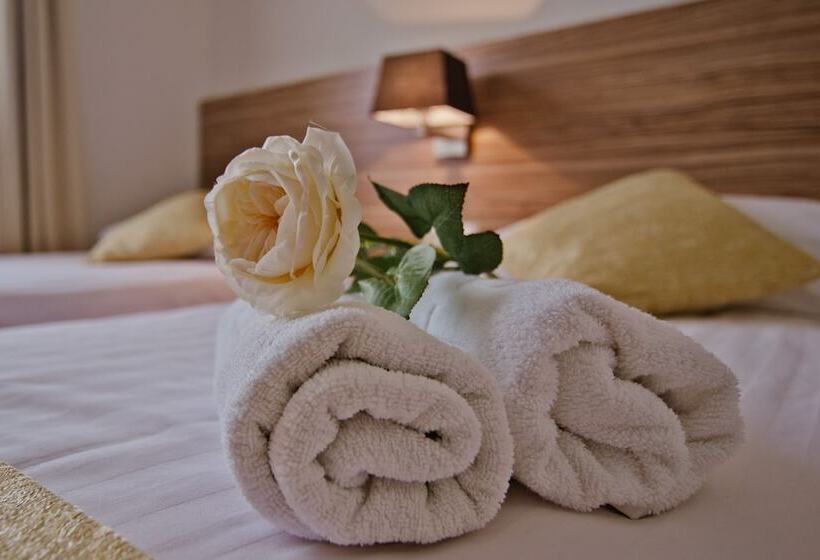 اتاق استاندارد سه نفره, Luna