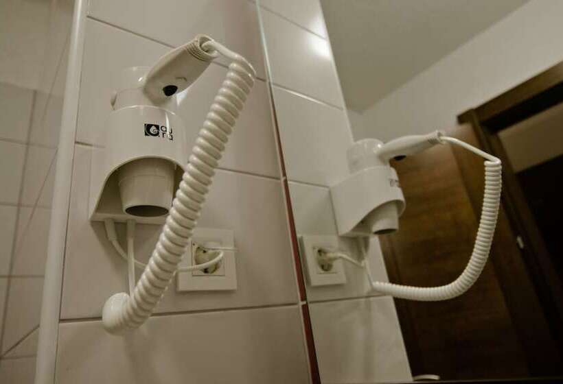 اتاق خانوادگی, Luna