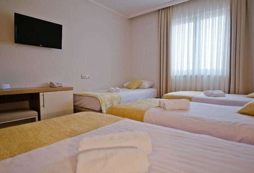 اتاق خانوادگی, Luna