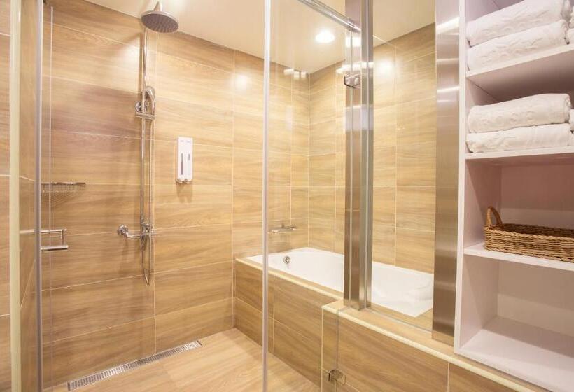 اتاق لوکس چهار تخته, Royal Rose Hotel Taipei Station