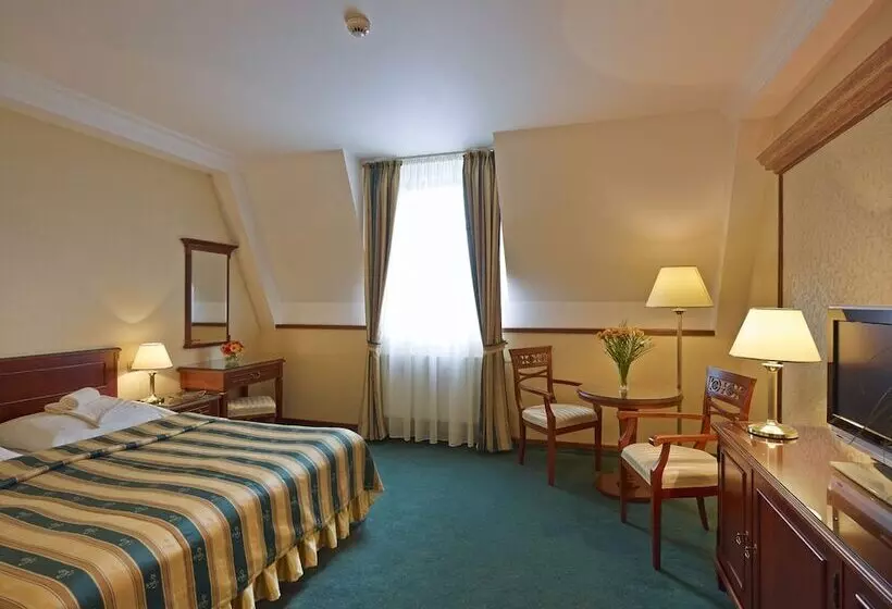 Chambre Deluxe, Stefanik