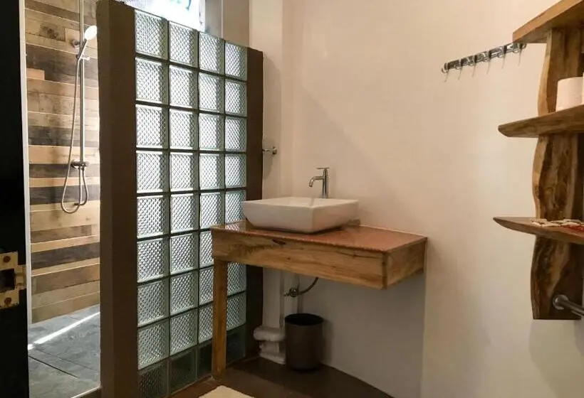 سوییت, E.i. Suites