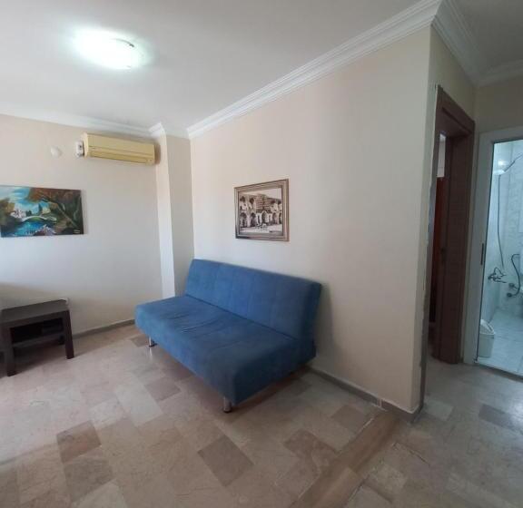 Family Room, Blue Otel