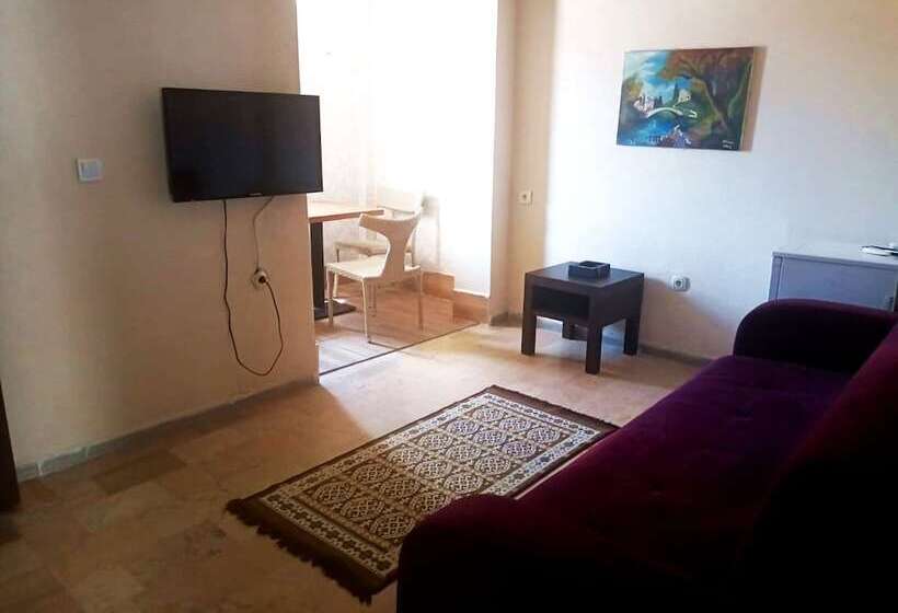 Family Room, Blue Otel