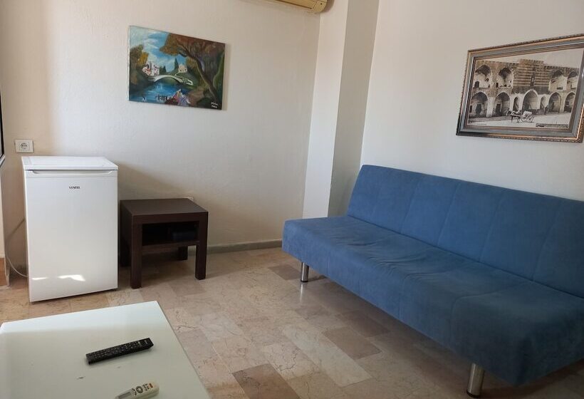 Family Room, Blue Otel