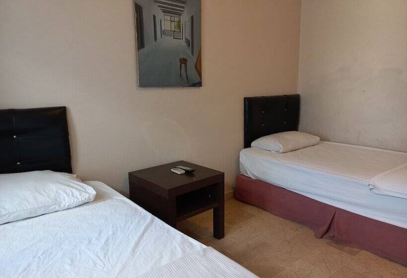 Economy Room, Blue Otel