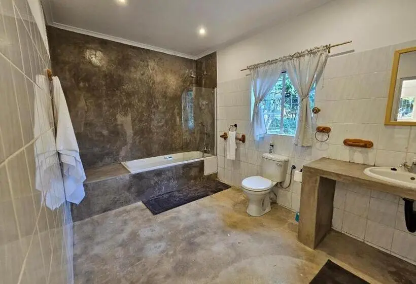 Deluxe-perhehuone, Thuto Centre Conferencing & Bush Lodge