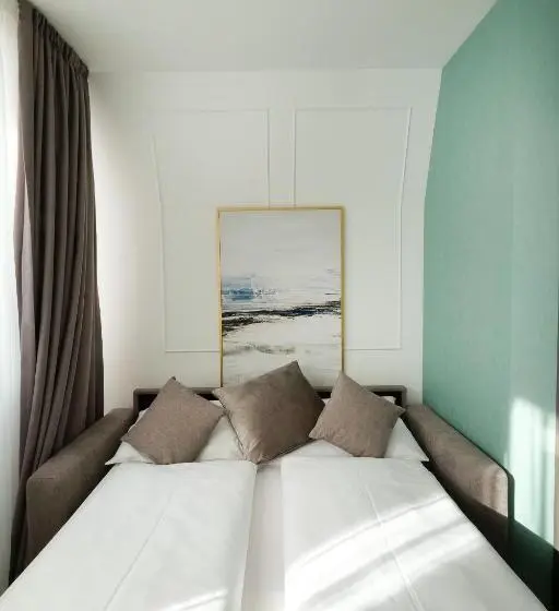 Chambre Quadruple Supérieure, Ned