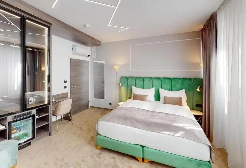 Chambre Quadruple Supérieure, Ned