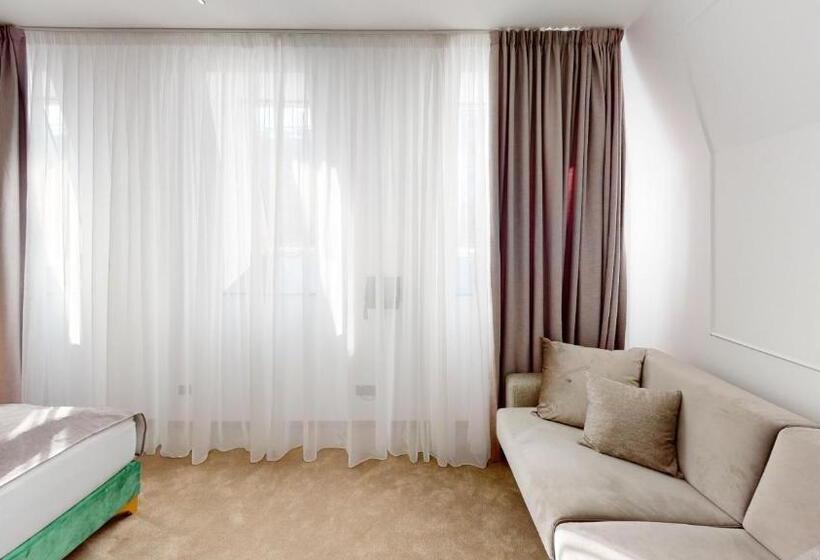 غرفة سوبيريور رباعية, Ned