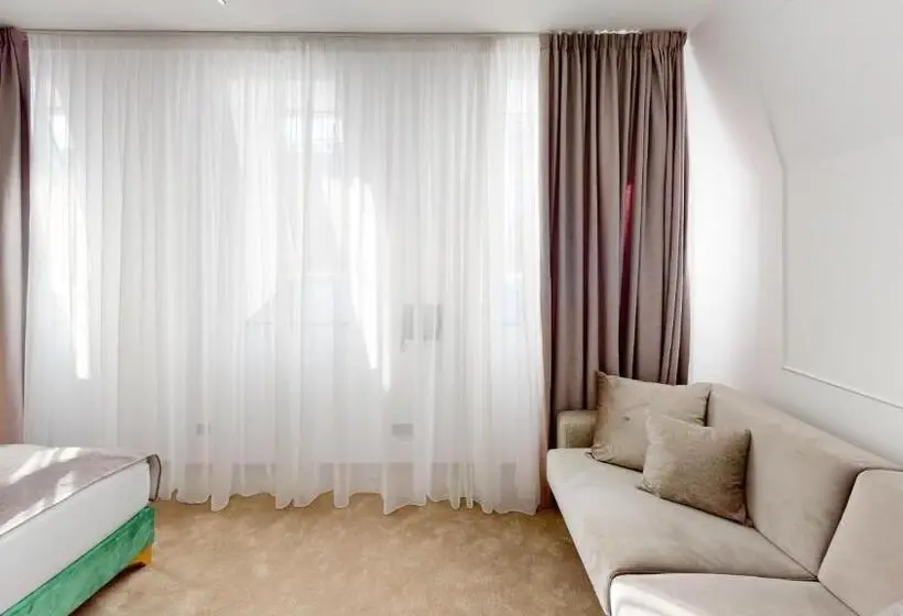 Chambre Quadruple Supérieure, Ned