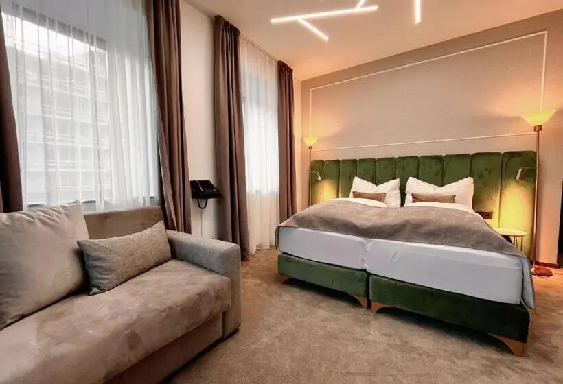 Chambre Triple Supérieure, Ned