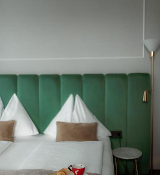 غرفة سوبيريور ثلاثية, Ned