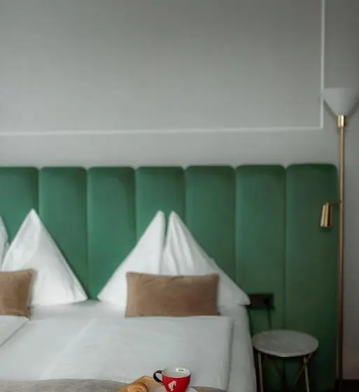 Chambre Triple Supérieure, Ned