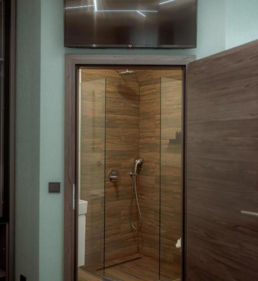 غرفة سوبيريور ثلاثية, Ned