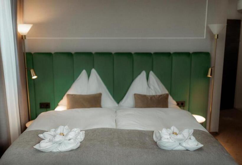 غرفة سوبيريور ثلاثية, Ned