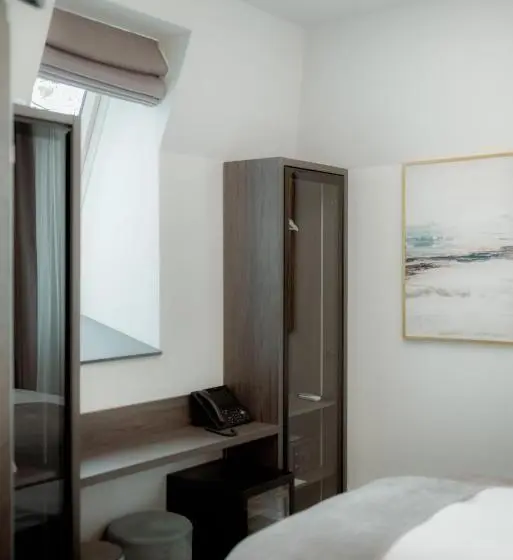 Chambre Standard Individuelle, Ned
