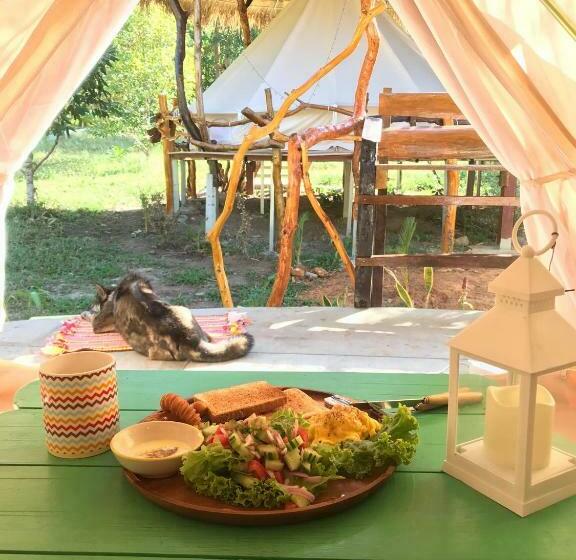 اتاق اکونومی, Hippy Hut Koh Chang