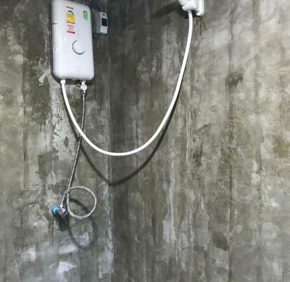 اتاق اکونومی, Hippy Hut Koh Chang