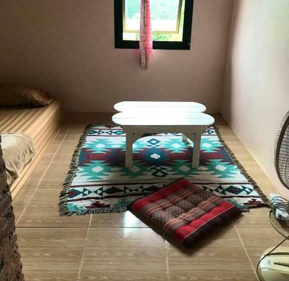 اتاق اکونومی, Hippy Hut Koh Chang