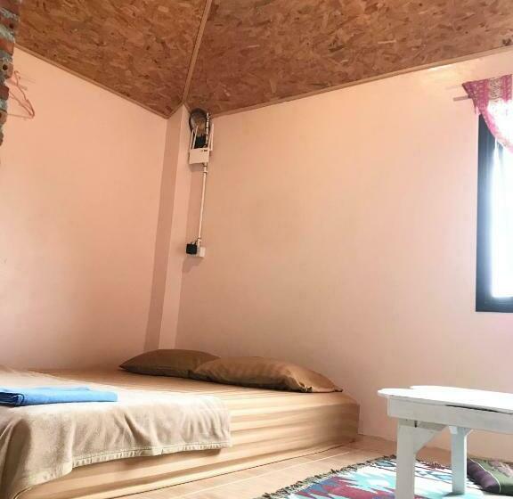 اتاق اکونومی, Hippy Hut Koh Chang