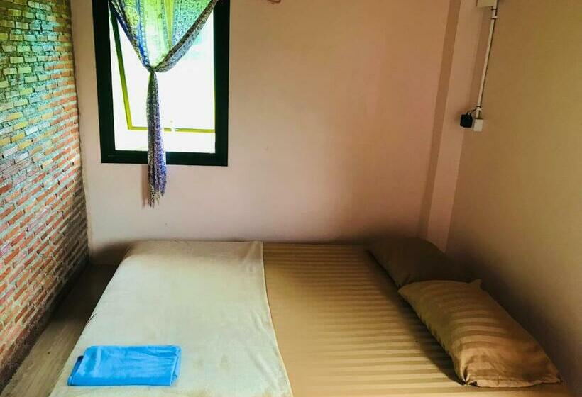 اتاق اکونومی, Hippy Hut Koh Chang