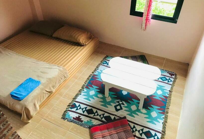 اتاق اکونومی, Hippy Hut Koh Chang