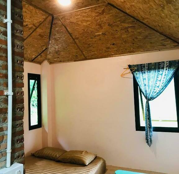 اتاق اکونومی, Hippy Hut Koh Chang