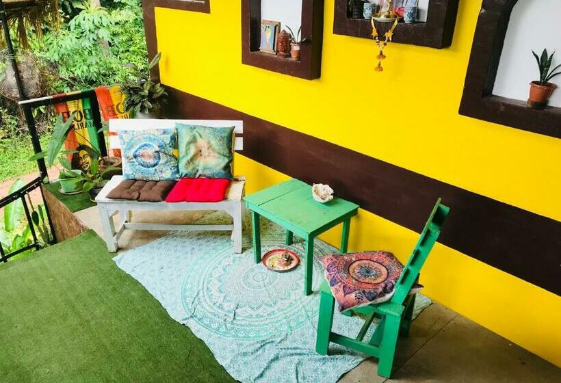 اتاق اکونومی, Hippy Hut Koh Chang