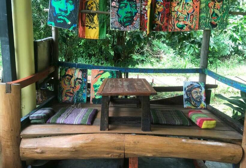 اتاق اکونومی, Hippy Hut Koh Chang