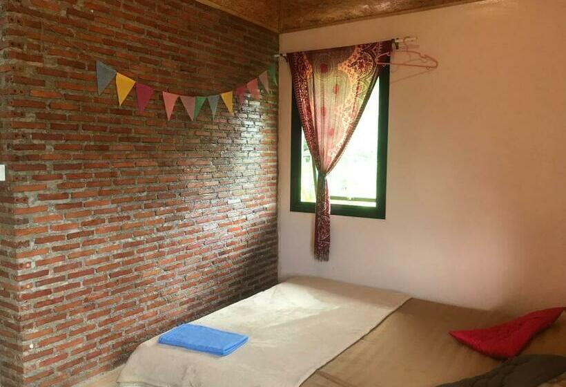 اتاق اکونومی, Hippy Hut Koh Chang